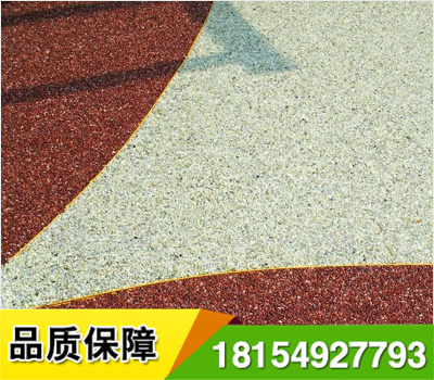 透水露骨料混凝土的施工工藝:基層處理:清掃基層表面,表面應(yīng)無塵土,樹枝,紙屑等雜物,并在攤鋪前潤濕基層表面.
